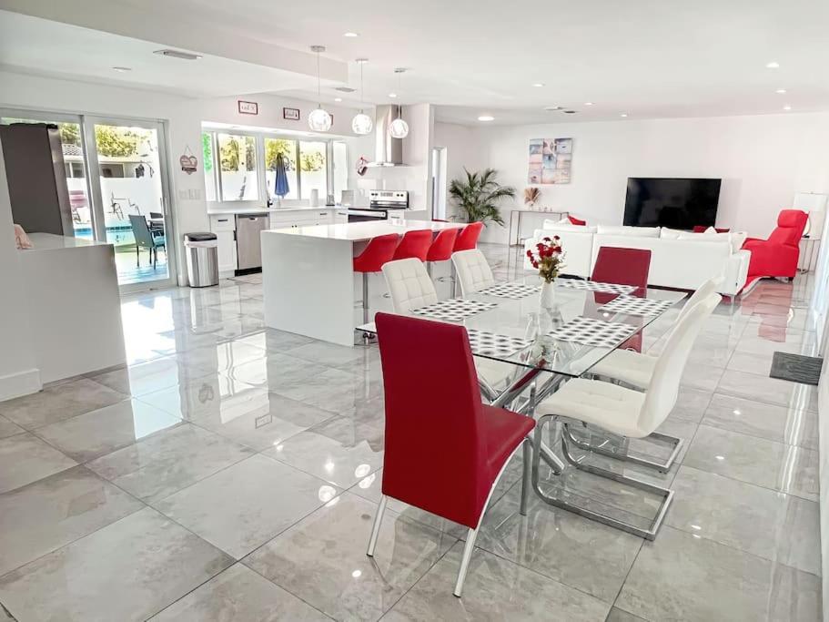 Villa Luxurious & Modern Open Floor Plan Heated Pool