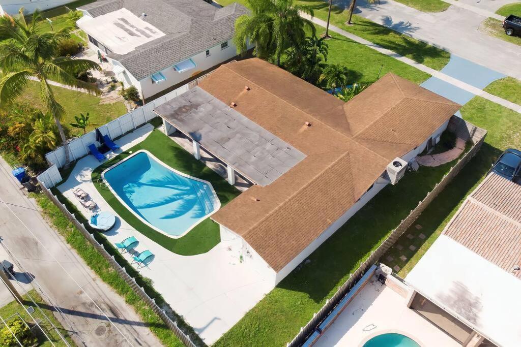 Villa Luxurious & Modern Open Floor Plan Heated Pool *