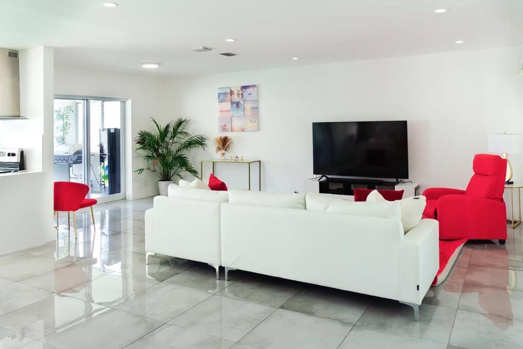 Villa Luxurious & Modern Open Floor Plan Heated Pool