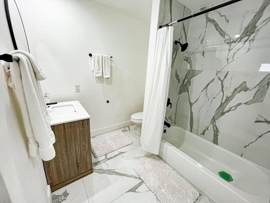 Luxurious & Modern Open Floor Plan Heated Pool Villa Hollywood