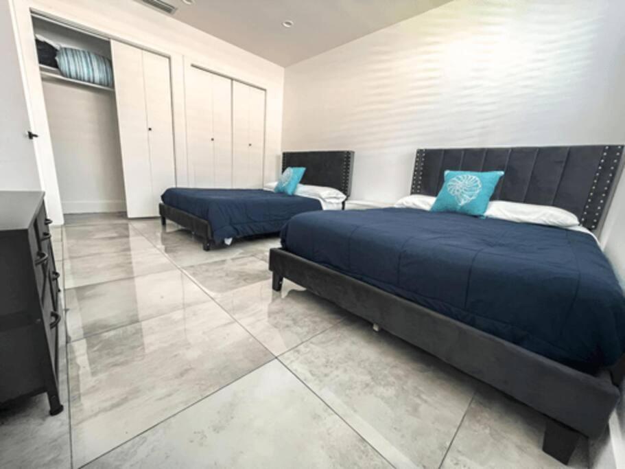 Villa Luxurious & Modern Open Floor Plan Heated Pool *