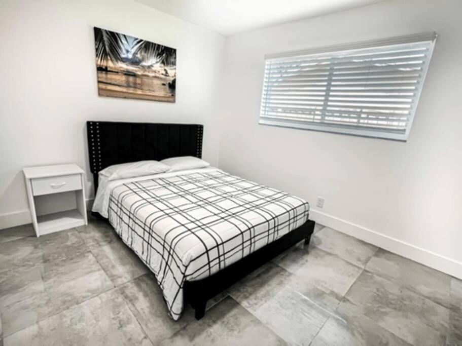 Luxurious & Modern Open Floor Plan Heated Pool Villa Hollywood