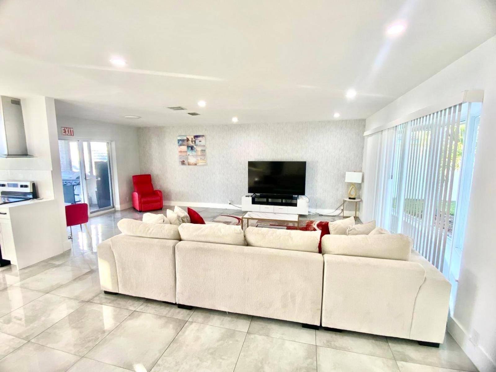 Villa Luxurious & Modern Open Floor Plan Heated Pool